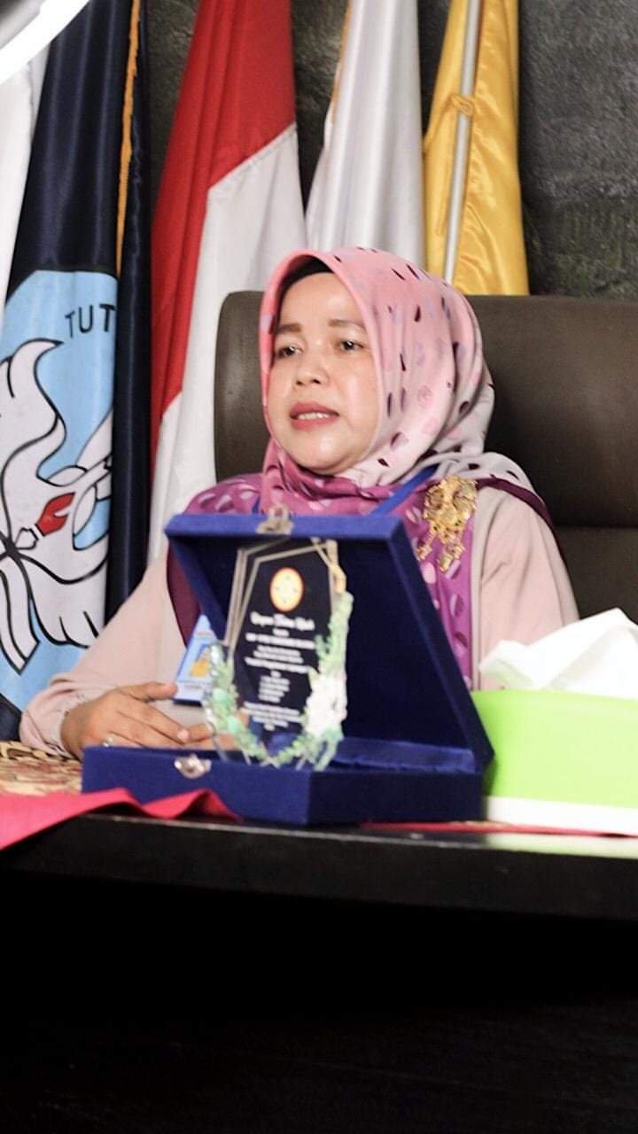 Sri Wahyuni,MM., M.Pd. - Kepala Sekolah